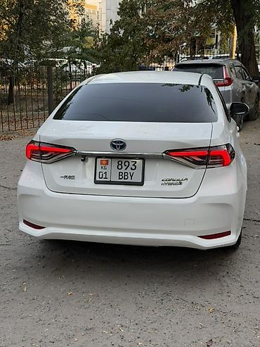 8: Toyota Corolla: 2021 г., 1.8 л, Вариатор, Гибрид, Седан — 4