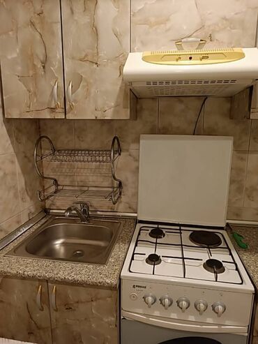 Uzunmüddətli kirayə mənzillər: Sabunçu rayonu,Razin qəsəbəsi,74 nomrəli məktəbin yanında, 5 — 12