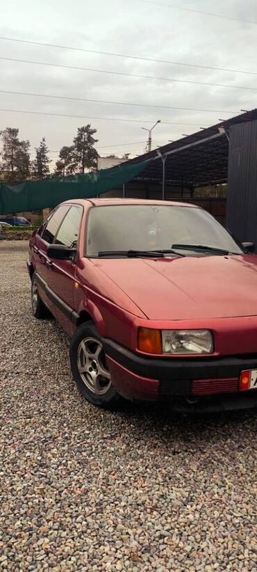 Volkswagen: Volkswagen Passat: 1988 г., 1.8 л, Механика, Бензин, Седан