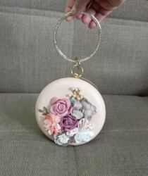 Digər kolleksiyalar: Xanım üçün bej rəngli üzəri dekor güllərlə, muncuqlarla, əl tutan — 9