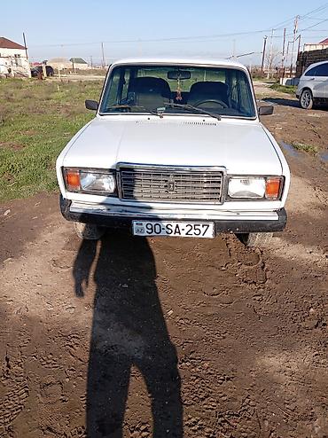2107 qapı: Lada 2107, ağ rəng, sedan kuzov. - 4 qapı, 5 nəfərlik salon - Ön və — 1