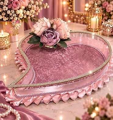 Сервировочные аксессуары: Ürünün adı: Bəzəkli ürək formalı süfrə/tray Təsvir: - Romantik — 1