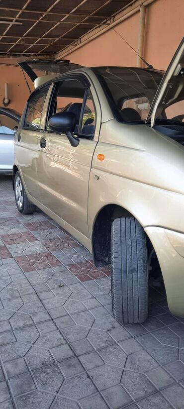 скупка аварийных машин: Хэтчбек Daewoo Matiz в золотистом цвете, оснащенный бензиновым