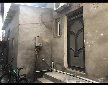 ev alqı satqısı və kirayəsi: Kirayə verilən 1 otaqlı həyət ev oğlanlar üçündür (mətbəx və sanitar — 3