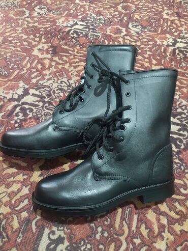 черные мужские ботинки: Продаю берцы, новые, кожаные, 42 размер. Кара-Балта. Можно писать в
