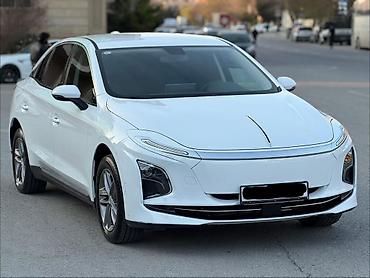 FAW: Elektrik sedan – Hongqi E-QM5 - Kuzov: aerodinamik xəttlərə malik ağ — 2