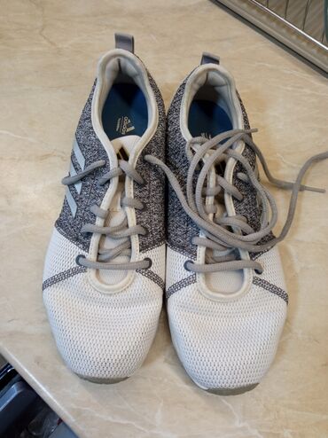 adidas женские кроссовки: Оригинал Adidas 41 размер идёт на 40 на полную ногу.Состояние отличное