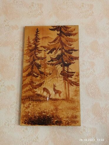 картины из дерева: Картина на деревянной основе, покрытая толстым слоем лака, за счет