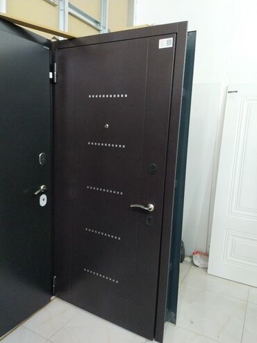 qapi ucun vinil: Qəhvəyi rəngdə, metal konstruksiyalı giriş qapısı. Üzərində dekorativ