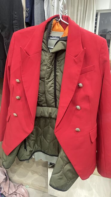 Пальто: Пиджак почти новый просто висела отдам за 900 сом 46 размер
