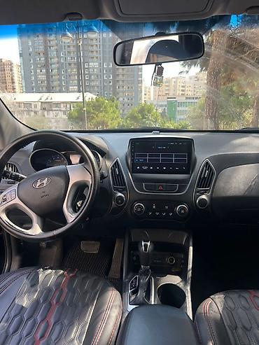 bora: Hyundai ix35, qara rəng, benzinli krossover. Xüsusiyyətlər: - — 3