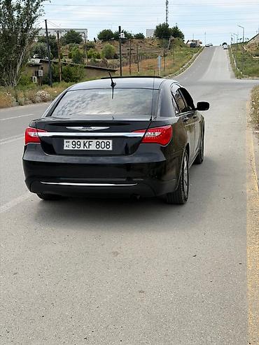 Chrysler: Chrysler 200, qara rəng, sedan kuzov. Xarici xüsusiyyətlər: - Xrom ön — 4