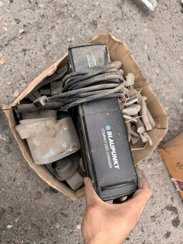 Другие автозапчасти: Набор различных автозапчастей, включая ремни безопасности, панель — 38