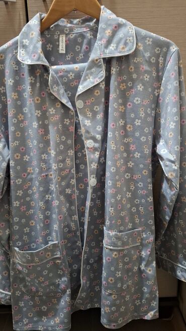 Рубашки: Продаётся женская одежда: рубашки, футболки, кофты, брюки. Есть новые — 6