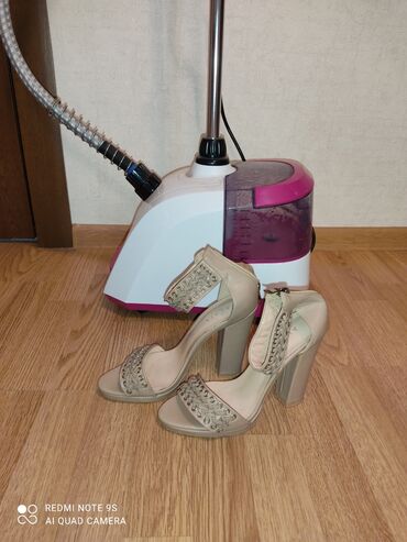 Босоножки, сандалии, шлепанцы: Bej rəngli qadın yüksək dabanlı sandal - Model: qalın, stabil blok
