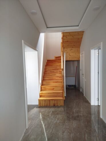 Həyət evləri və villaların satışı: İki mərtəbəli fərdi yaşayış evi - Memarlıq: Sarı fasadlı, simmetrik — 3