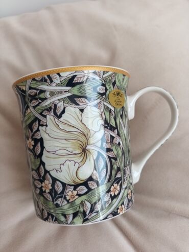 Ostalo posuđe: Šolja od finog kineskog porcelana, ukrašena dezenom „Pimpernel“