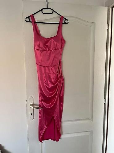 formq ideale: Satenska midi haljina u jarko pink boji. - Kroj: uska silueta sa — 1