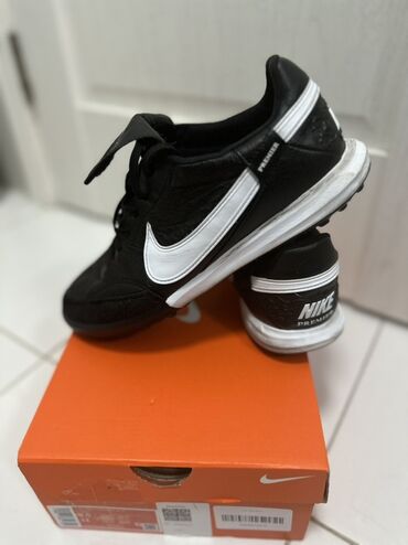 день и ночь: Футзалки Nike Premier в черном цвете с белыми логотипами. Верх