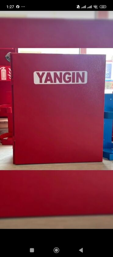 Yanğın söndürən: Qırmızı rəngdə yanğınsöndürmə şkafı. Üzərində ağ rəngdə "YANĞIN" sözü