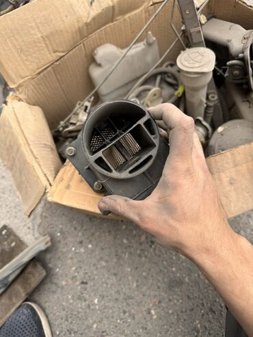 Другие автозапчасти: Набор различных автозапчастей, включая ремни безопасности, панель — 36