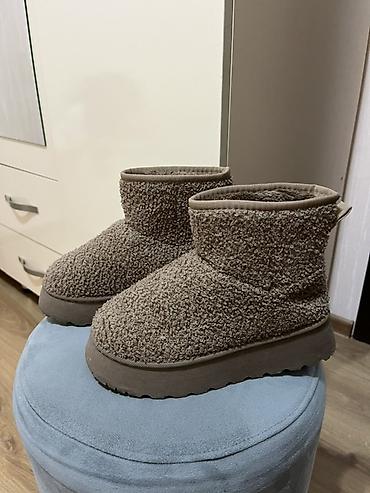ugg bakü: 37 razmer . İci cox qalindir isti . Hecbir problemi yoxdur — 1