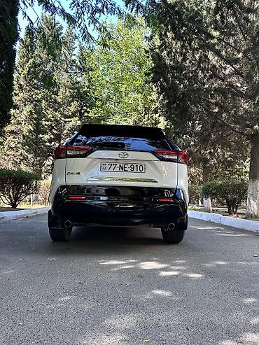 raf satilir: Toyota RAV4, ağ gövdə/qaranlıq (qara) dam və detallarla. Dinamik və — 8