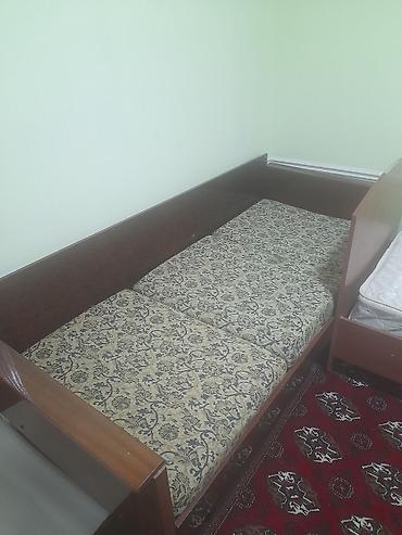 кровать двух: Односпальная деревянная кровать с высокими боковыми спинками. - — 1