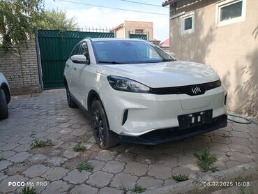 купить бу электромобиль из китая: Белый кроссовер, отличающийся современным дизайном кузова с плавными