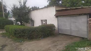 Продажа коттеджей и домов: Продается два небольших дома, площадью 80 КВ.м. На большом участке — 21