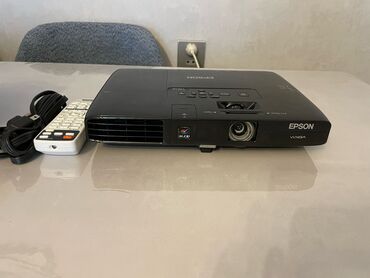 Divanlar: Epson 1761W proyektor demek olar islenmiyib Amerikadan alinib Qiymet