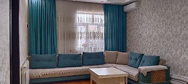 susə masa: Qonaq otağı üçün uqlavoy divan, pərdələr və masa.Elave olaraq 8 — 4