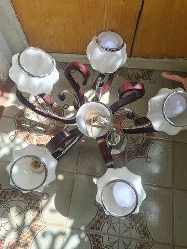 Qazanlar: 5 lampali az islenmis lustur.1taxtasinda deffekt var.sokub 4denelide