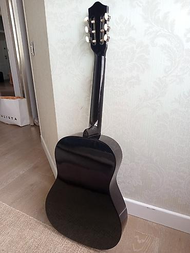 gitara sim: Klassik akustik gitara – 4/4 ölçü, qara parlaq korpusla. - Korpus — 2