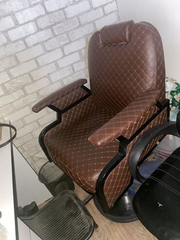 Другие стулья: Продаю Парикмахерское кресло коричневого цвета с ромбовидной
