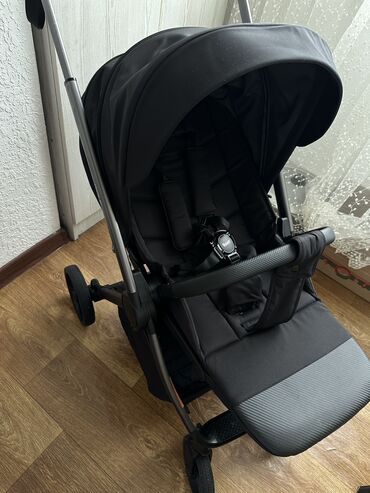 современные коляски для новорожденных: Коляска, цвет - Черный, Б/у