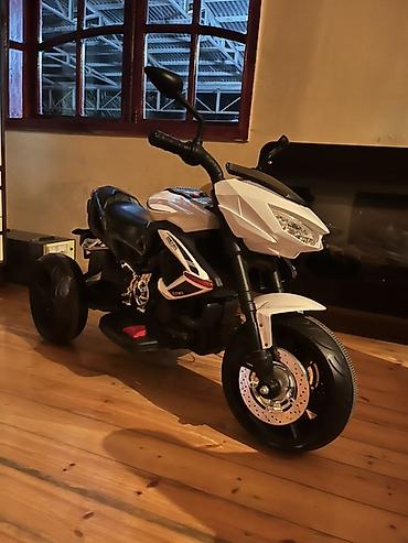 мотоцикл для детей: Uşaq elektrik motosikleti – 3 təkərli, sport dizaynlı - Rəng: ağ/qara — 4