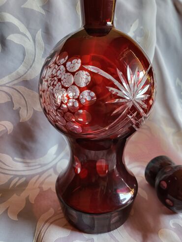 Čaše: Flasa kristal,rubin boje za zestoko pice. 60,70te. Flasa — 6