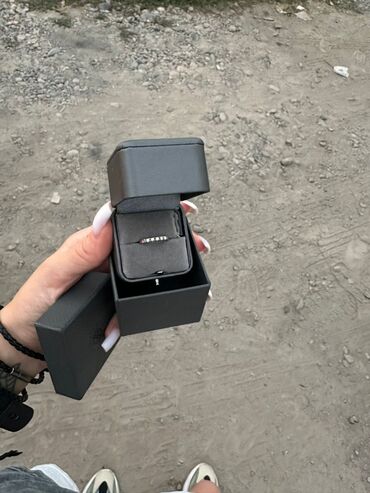 золотой сепочка: Элегантное женское кольцо с тонким ободком, украшенное рядом блестящих