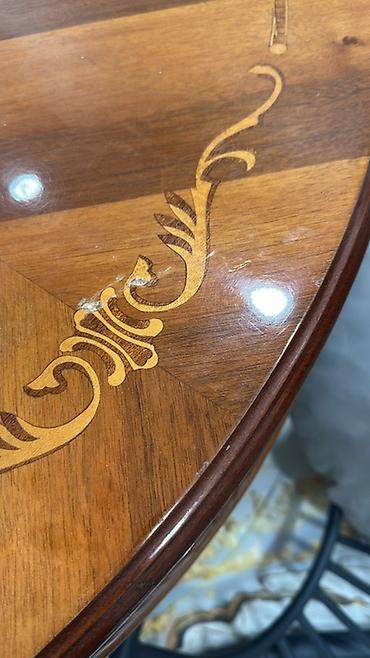 parta stol: Klassik üslubda yemək masası dəsti təqdim olunur. Dəstə oval formalı — 5