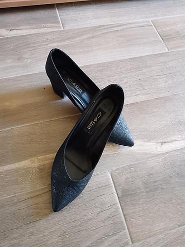 Ostale cipele: Set ženskih cipela – 9 pari 1) Bordo lakovane cipele sa niskom — 8