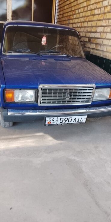 рав 4 2020 цена бишкек: Автомобиль ВАЗ-2107 синего цвета с характерным дизайном для данной