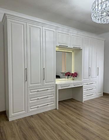 perde karnizleri: Ağ rəngli modul şkaf-garnitur və makiyaj/pult masası komplekti. - — 1