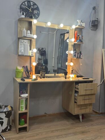 led projektor: Bərbər/saç ustası üçün iş stolu və güzgü dəsti - İki model: açıq ağac