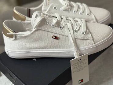 спортивные женские кофты: Кроссовкалар, 38, Tommy Hilfiger, Жаңы, түсү - Ак
