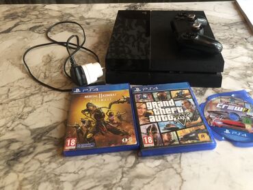 Сковородки: Sony PlayStation 4 konsolu, qara rəngdə, bir ədəd pult və üç oyun
