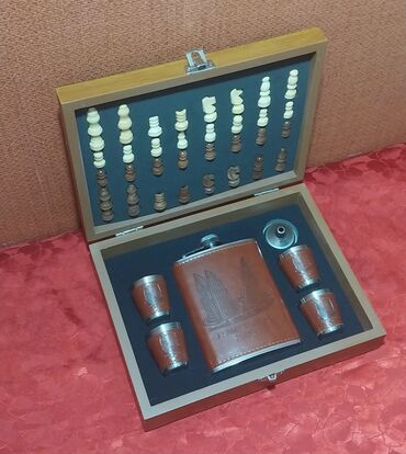 Digər kolleksiyalar: İçki qabı dəsti şahmat lövhəsi ilə birlikdə satılır. Üzərində Alov — 6