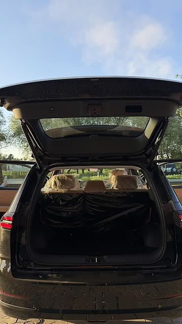 GAC: Черный кроссовер/внедорожник с просторным салоном и бежевой кожаной — 3