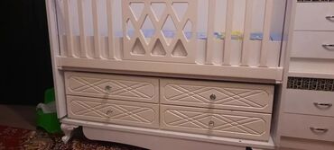 Oğlan və qız üçün, Dördbucaq, Beşik, Dəst ilə, Matras ilə, Yellənmə mexanizm ilə