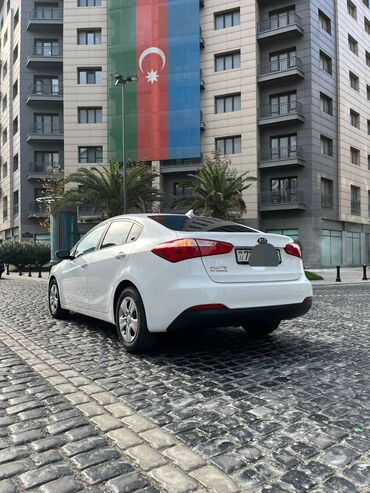 Kia: Kia Forte sedan – ağ rəng, şəhər və uzun yol üçün rahat və qənaətcil — 4
